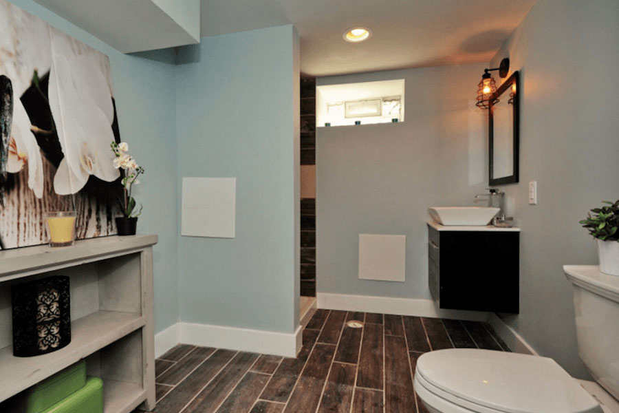 গোটা বাড়িতে ছিল চারটি বেডরুম। সেগুলিকে আরও বড় করে নতুন করে গড়তে শুরু করেন ফিল আর লিজ়ি। গাড়ি রাখার গ্যারাজ ভেঙে চারটি ঘর তৈরি করেন। নতুন করে তৈরি করেন জিনিসপত্র রাখার ঘর, একটি শৌচালয়, পড়ার ঘর, জামা-কাপড় রাখার ঘর।