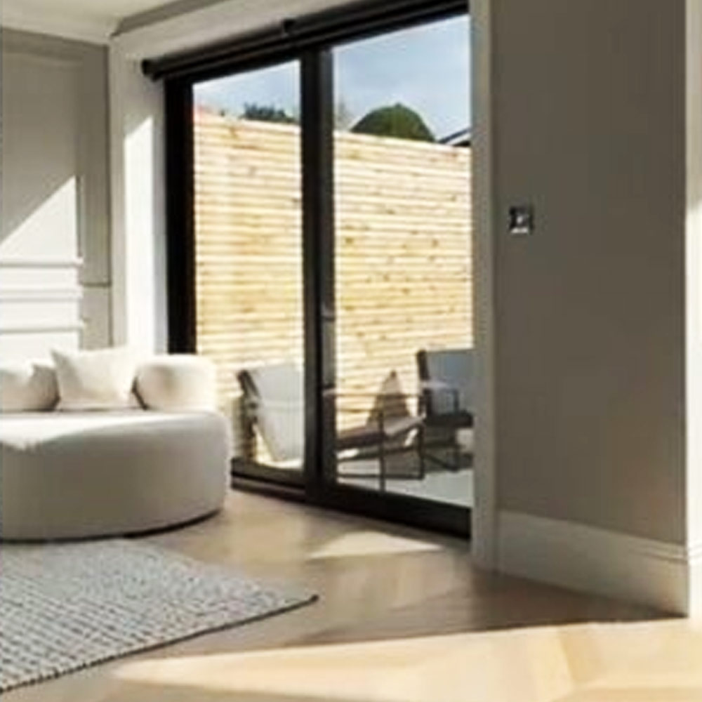  বাড়ির পিছনে তৈরি করেন বাগান। সেই বাগানে যাওয়ার জন্য সুন্দর একটি সিঁড়িও তৈরি করেন। বাড়ির নীচে অনেকটা ফাঁকা জায়গা ছিল। সেখানে গুদামঘর তৈরি করেন ওই দম্পতি।