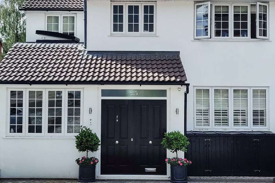 আর তাঁদের সব থেকে প্রিয় জায়গা স্নানঘর। সেখানে শাওয়ারের নীচে রয়েছে বেঞ্চ। যত ক্ষণ খুশি বসে বসে ভেজা যাবে। তার নাম দিয়েছেন দম্পতি ‘হ্যাংওভার বেঞ্চ’। স্নানঘরে টিভিও রয়েছে।