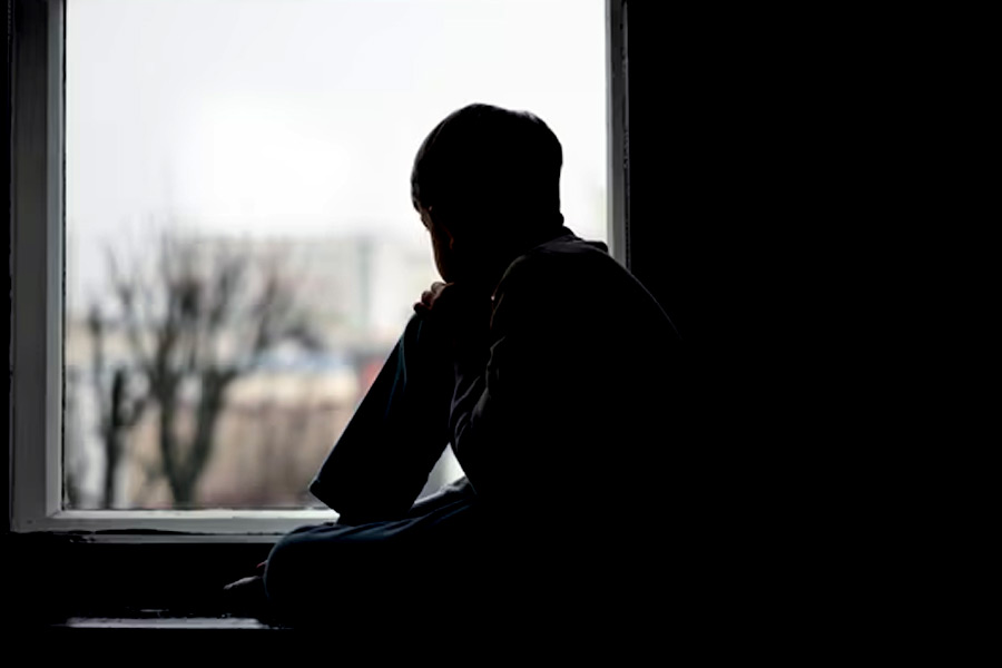 টিটুর বয়স যখন পাঁচ (১৯৮৮ সাল), তখন সে দাবি করতে শুরু করে যে তার বাবা-মা আসল বাবা-মা নয়। সেই পরিবারের কেউই নাকি তার আপন নয়। প্রথম প্রথম টিটুর পরিবার সেই সব কথা খুব একটা আমল দেয়নি।