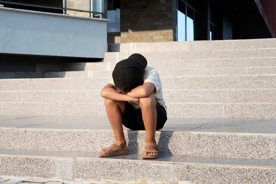 পরিবারের টনক নড়ে যখন পাঁচ বছর বয়সি টিটু বলতে শুরু করে যে, তার নাম সুরেশ বর্মা। বাড়ি আগরায়। টিটু এ-ও বলতে শুরু করে যে, তার স্ত্রীর নাম উমা বর্মা। দুই সন্তানও রয়েছে তাঁর।