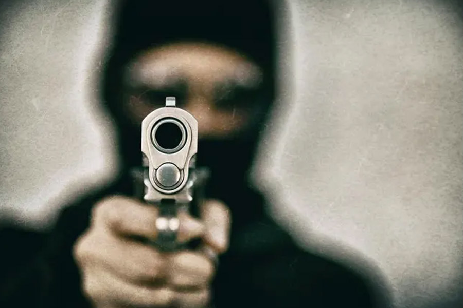 ছোট্ট টিটুর দাবি ছিল, সুরেশকে ১৯৮৩ সালের ২৮ অগস্ট অর্থাৎ, টিটুর জন্মের মাস চারেক আগে খুন করা হয়। বাবা মহাবীর প্রসাদ ও মা শান্তিকে টিটু নাকি জানিয়েছিল, ১৯৮৩ সালের ২৮ অগস্টের রাতে সুরেশ গাড়ি চেপে বাড়ি ফিরছিলেন। বাড়ির সামনে পৌঁছনোর পরেই তাঁর মাথায় গুলি করে পালায় আততায়ীরা। ঘটনাস্থলেই তাঁর মৃত্যু হয়। 