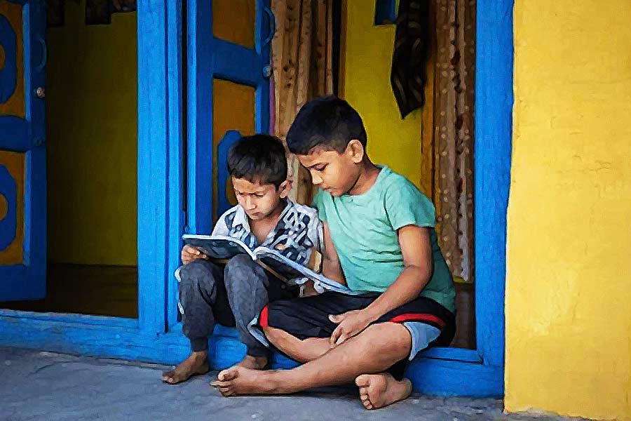 সুরেশের বাবা-মাকে দেখেই তাঁদের জড়িয়ে ধরে টিটু। জড়িয়ে ধরে উমা এবং তাঁর সন্তানদেরও। তাঁদের সকলের খোঁজখবর নেওয়াও শুরু করে। সুরেশের প্রিয় গাড়ির খোঁজও নাকি করেছিল সে।