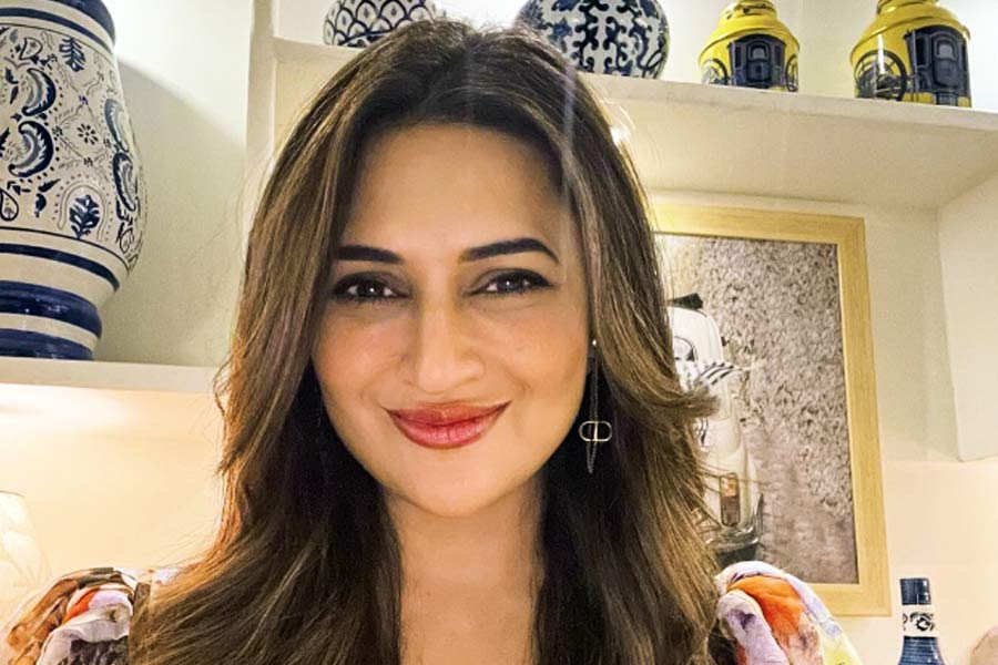 খ্যাতি, সাফল্য কখনও তুড়ি মারলেই হাজির হয় না। তার জন্য প্রয়োজন কঠোর পরিশ্রম এবং অধ্যবসায়। বর্তমানে হিন্দি ধারাবাহিক জগতে সর্বোচ্চ উপার্জনকারী অভিনেত্রীদের তালিকায় নাম রয়েছে দিব্যাঙ্কা ত্রিপাঠি দাহিয়ার। কিন্তু তাঁর জীবনে এমন সময়ও গিয়েছে যখন অর্থ উপার্জনের জন্য বাতিল জিনিসপত্র বিক্রি করেছেন তিনি।