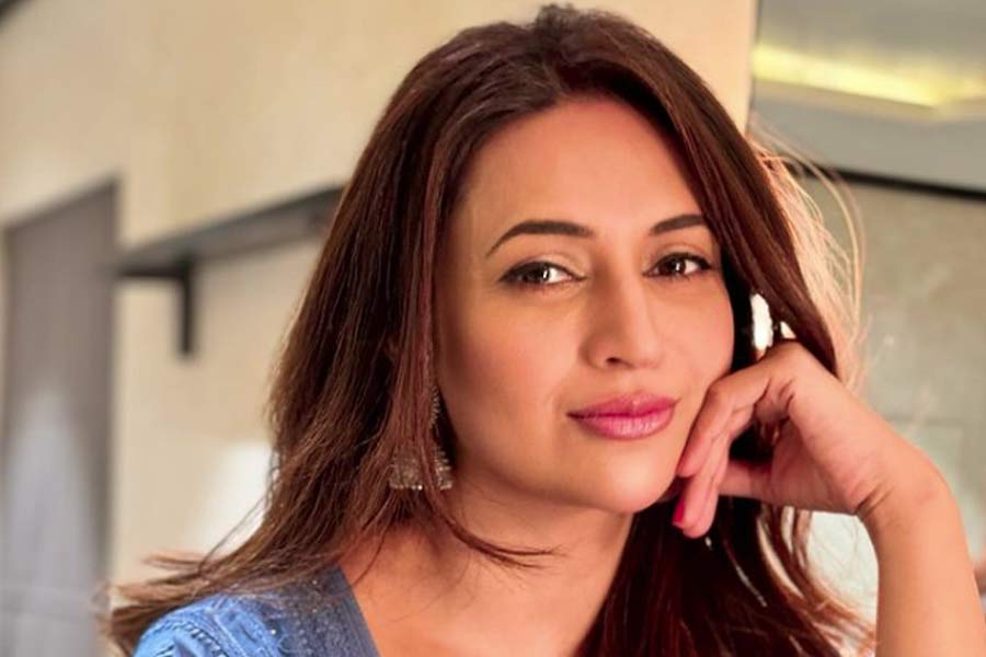 সাক্ষাৎকারে দিব্যাঙ্কা বলেন, ‘‘ইএমআই এবং বিল মেটানোর চিন্তা ছিল আমার মাথায়। এমন সময়ও গিয়েছে যখন আমি টুথপেস্টের ফাঁকা বাক্সও তুলে রেখেছি। কখনও যদি এ সব বাতিল জিনিস বিক্রি করে এক টাকাও জমানো যায় তাতেও আমার লাভ। সত্যি কথা বলতে, আমার সঞ্চয়ই কঠিন সময় আমায় উদ্ধার করেছিল।’’