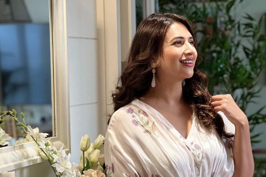 দিব্যাঙ্কা জানান, প্রতি মাসে তিনি একটি করে সোনার মুদ্রা কিনে বিনিয়োগ করে রাখতেন। সময় হলে সেই মুদ্রাগুলি বিক্রি করে অর্থ জমিয়ে রাখতেন।