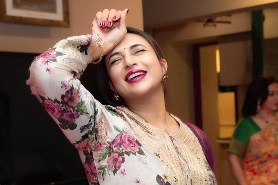 দিব্যাঙ্কার বাবা চাইতেন তাঁর কন্যা যেন ভারতীয় সেনাবাহিনীতে যুক্ত হন। শৈশবে রাইফেল শুটিংয়ের প্রশিক্ষণও নিয়েছিলেন দিব্যাঙ্কা। সোনার পদকও জিতেছিলেন। কিন্তু তার পরেই অভিনয়ের দিকে ঝুঁকে পড়েন তিনি।