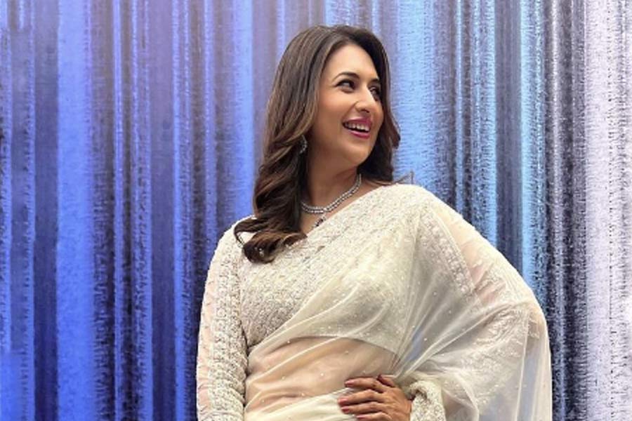 ভোপালে থাকাকালীন বহু নাটক এবং টেলিফিল্মে অভিনয় করেছেন দিব্যাঙ্কা। স্কুলে পড়াকালীন একটি রেডিয়ো চ্যানেলে সঞ্চালিকার ভূমিকায় কাজ করেছিলেন তিনি। পারিশ্রমিক হিসাবে ৮০০ টাকা পেয়েছিলেন।