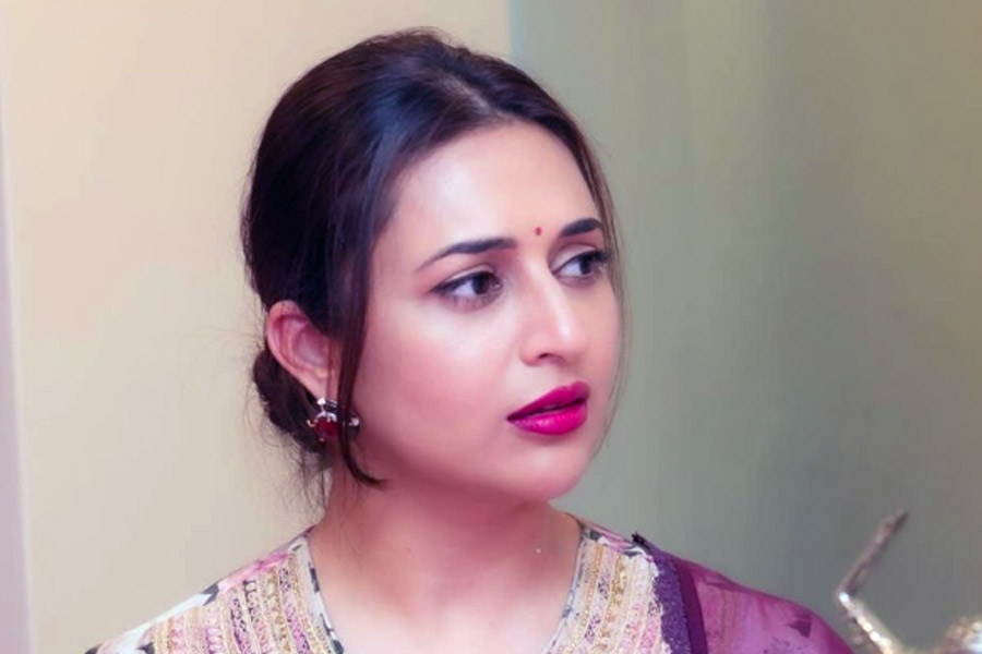 কেরিয়ারের প্রথম ধারাবাহিকের সহ-অভিনেতার সঙ্গে সম্পর্কে জড়িয়ে পড়েন দিব্যাঙ্কা। শরদ মলহোত্রের সঙ্গে ন’বছর সম্পর্কে ছিলেন তিনি। ২০১৫ সালে সম্পর্কে ইতি টানেন দুই তারকা।