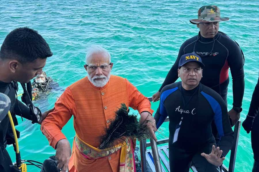 PM Narendra Modi drives down to offer prayer at submerged city of Dwarka