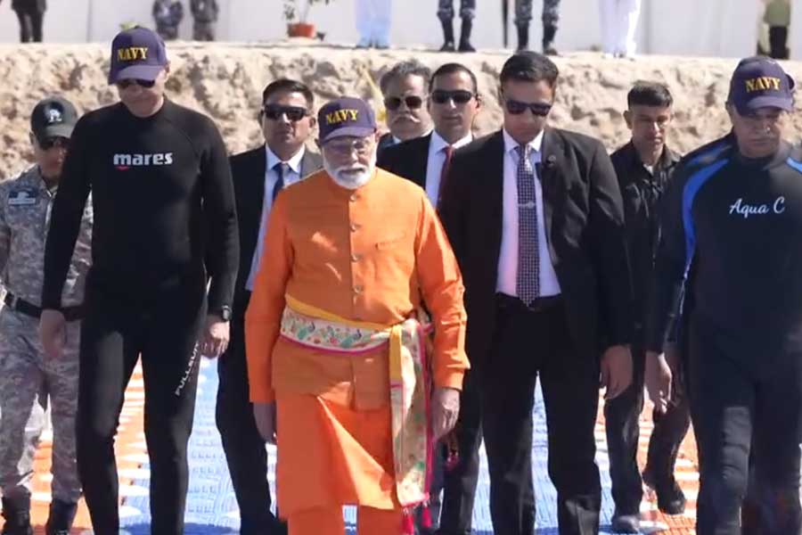 PM Narendra Modi drives down to offer prayer at submerged city of Dwarka