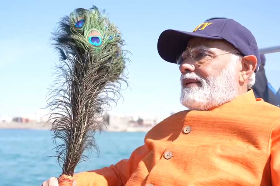 PM Narendra Modi drives down to offer prayer at submerged city of Dwarka