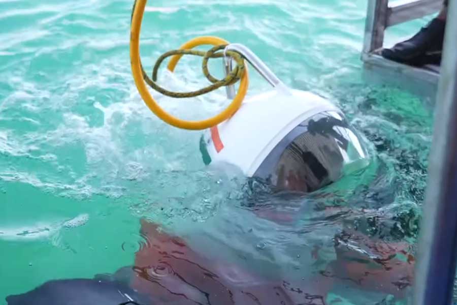 PM Narendra Modi drives down to offer prayer at submerged city of Dwarka