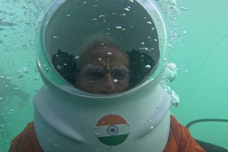 PM Narendra Modi drives down to offer prayer at submerged city of Dwarka