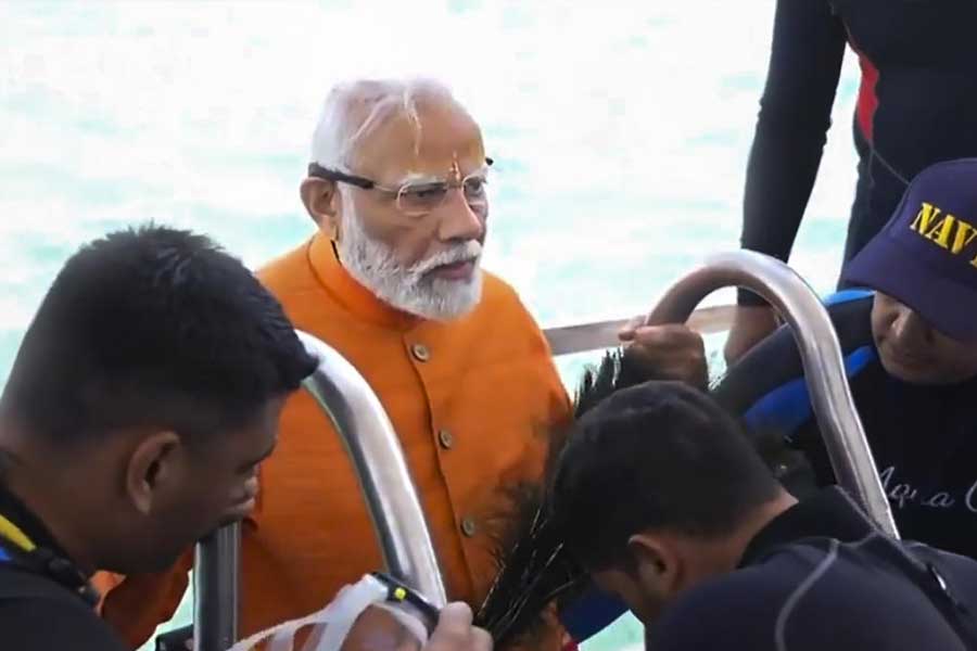 PM Narendra Modi drives down to offer prayer at submerged city of Dwarka