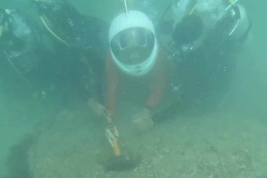 PM Narendra Modi drives down to offer prayer at submerged city of Dwarka
