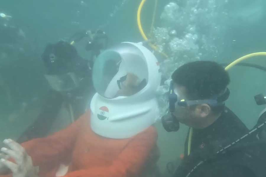 PM Narendra Modi drives down to offer prayer at submerged city of Dwarka