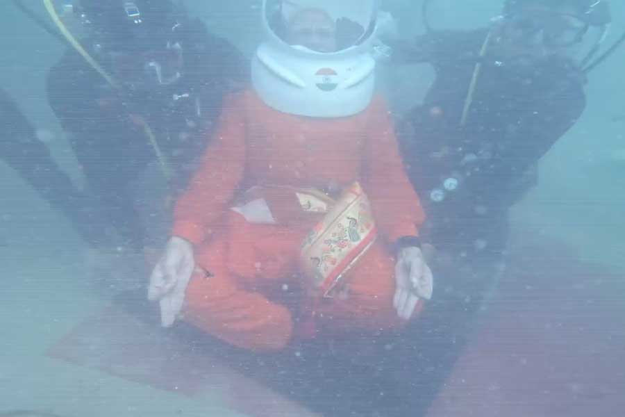 PM Narendra Modi drives down to offer prayer at submerged city of Dwarka