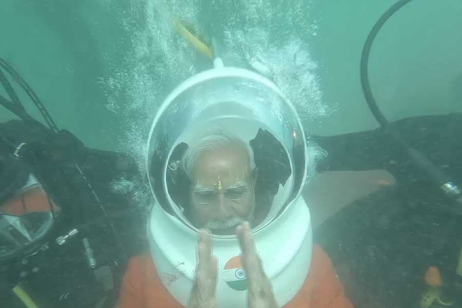 PM Narendra Modi drives down to offer prayer at submerged city of Dwarka