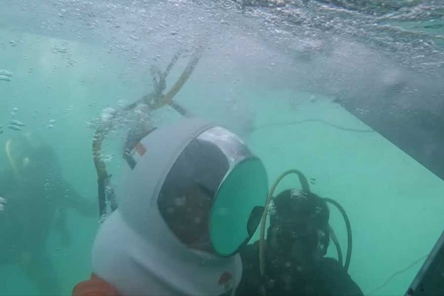 PM Narendra Modi drives down to offer prayer at submerged city of Dwarka