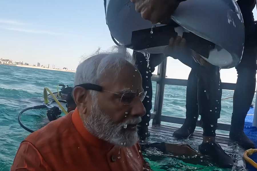PM Narendra Modi drives down to offer prayer at submerged city of Dwarka