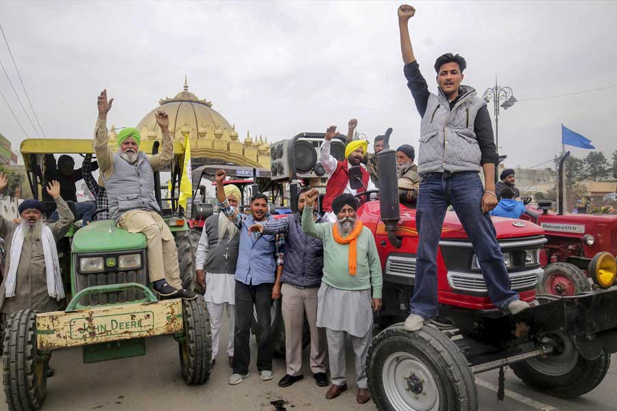 Huge traffic jam at Delhi-Noida highway due to Farmers\\\' tractor march
