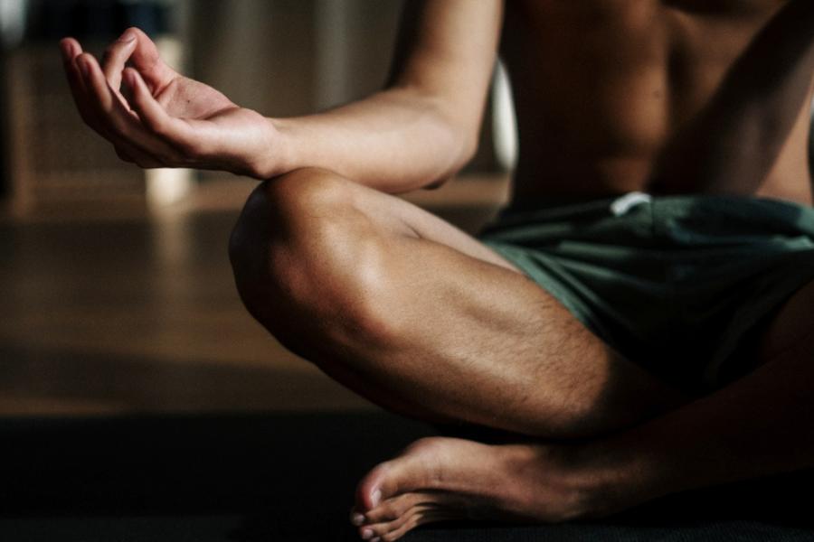 কম বয়সে অ্যান্ড্রোপজ়ের উপসর্গ দেখা দিতে শুরু করলে জীবনযাপনে বদল আনা জরুরি। ডায়েটে বদল, নিয়ম করে শরীরচর্চা করা, মানসিক ক্লান্তি দূর করা, পর্যাপ্ত ঘুম এ ক্ষেত্রে ভীষণ জরুরি।