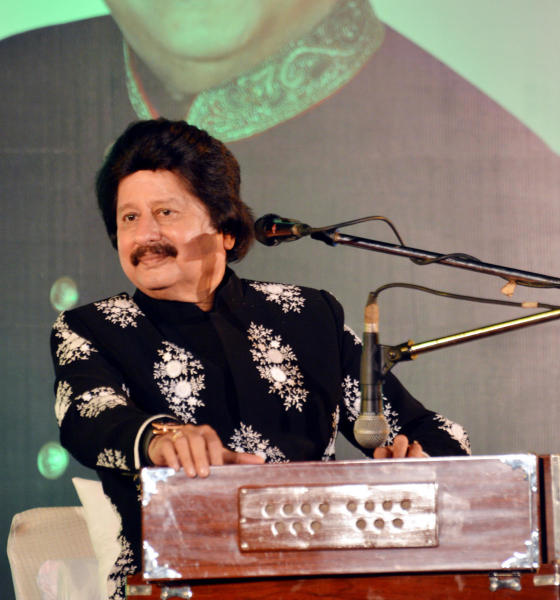 অনুষ্ঠান, অ্যালবাম, ছবির গানে আশির দশককে মুগ্ধ করে রেখেছিলেন পঙ্কজ। ‘চাঁদি জ্যায়সা রঙ্গ’, ‘না কাজ়রে কি ধার’, ‘দিওয়ারোঁ সে মিল কর রোনা’, ‘আহিস্তা’, ‘থোড়ি থোড়ি প্যার করো’, নিকলো না বেনকাব’— পঙ্কজ উধাসের গাওয়া গজ়ল আজও শ্রোতাদের মনের রসদ।