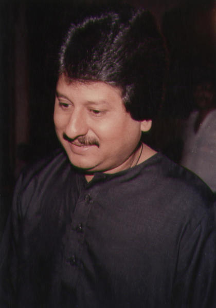 ১৯৫১ সালের ১৭ মে গুজরাতের জেটপুরে জন্ম পঙ্কজ উধাসের। কেশুভাই উধাস ও জিতুবেন উধাসের তিন সন্তানের মধ্যে পঙ্কজ ছিলেন কনিষ্ঠ।