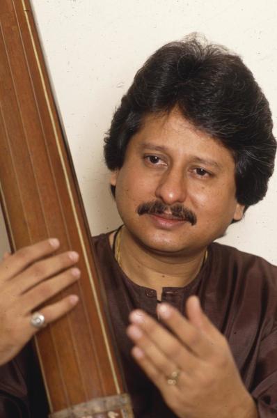 পরিবার সূত্রেই তাঁর সঙ্গীতে হাতেখড়ি। সন্তানদের সঙ্গীতের প্রতি উৎসাহ দেখে কেশুভাই তাঁদের রাজকোটের সঙ্গীত অ্যাকাডেমিতে ভর্তি করে দেন।