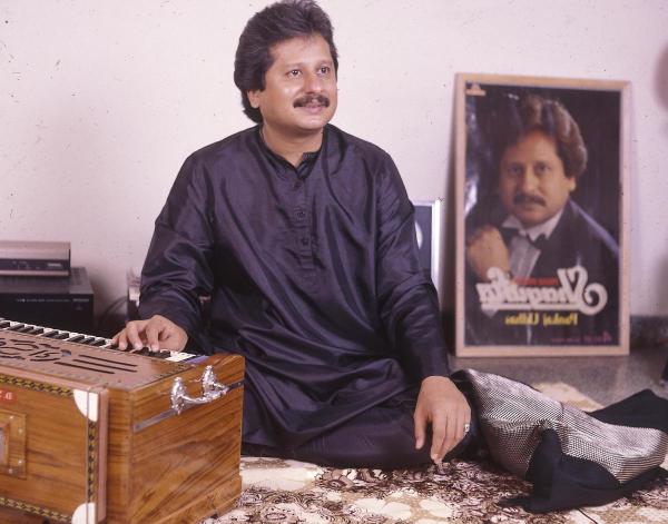 শুরুতে তবলার প্রশিক্ষণ নিলেও পরবর্তী সময়ে গুলাম কাদির খানের কাছে শাস্ত্রীয় সঙ্গীতের তালিম নিতে শুরু করেন পঙ্কজ।