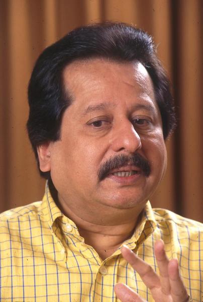 পরবর্তী সময়ে গোয়ালিয়র ঘরানার জনপ্রিয় শিল্পী নবরং নাগপুরকরের কাছে তালিম নিতে পঙ্কজ মুম্বই চলে আসেন।