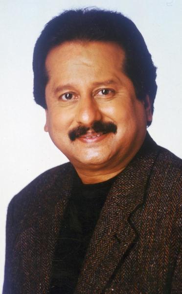 ‘চাঁদি জ্যায়সা রং’ গানটিও তাঁর সর্বকালের সেরা গানগুলির মধ্যে একটি। এ ছাড়াও ‘দিওয়ারো সে মিলকর রোনা অচ্ছা লগতা হ্যায়’, ‘অউর আহিস্তা কিজিয়ে বাতেঁ’র মতো আরও অনেক গান।