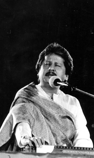 সিনেমার গানে তাঁর অভিষেক হয় ‘হম তুম ওউর ওহ্‌’ ছবির মাধ্য়মে। তার পর ‘উৎসব’, ‘প্রেম প্রতিজ্ঞা’র মতো ছবিতে কণ্ঠ দেন।