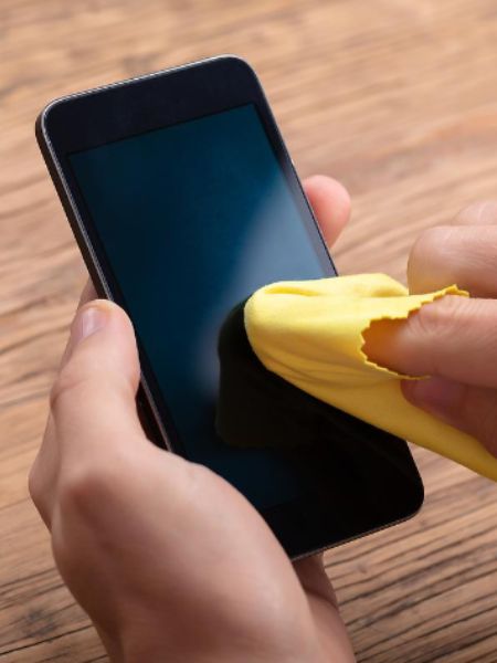 Clean your mobile phone screen with these 5 Effective Ways dgtl
