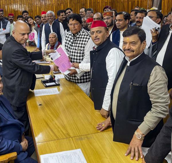 উত্তরপ্রদেশের সম্ভল কেন্দ্রের সাংসদ ছিলেন শফিকুর। ২০০৯ এবং ২০১৯ সালে সম্ভল থেকে জিতে তিনি লোকসভায় যান।