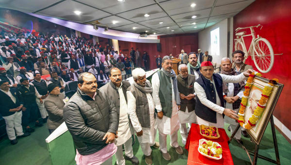 দেশের প্রাক্তন প্রধানমন্ত্রী চৌধরি চরণ সিংহের হাত ধরে রাজনীতিতে আসেন শফিকুর।