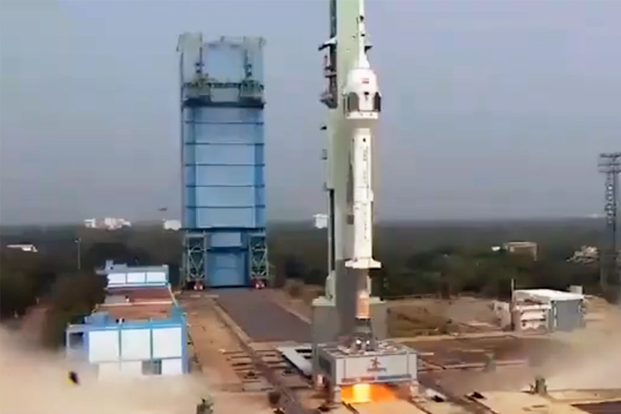 গগনযানে সওয়ার হয়ে মহাকাশে পাড়ি দেবেন চার নভশ্চর। প্রথম বার দেশের প্রতিনিধি হিসাবে যাঁরা মহাকাশে যাবেন, মঙ্গলবার তাঁদের নাম ঘোষণা করে দিলেন প্রধানমন্ত্রী নরেন্দ্র মোদী।