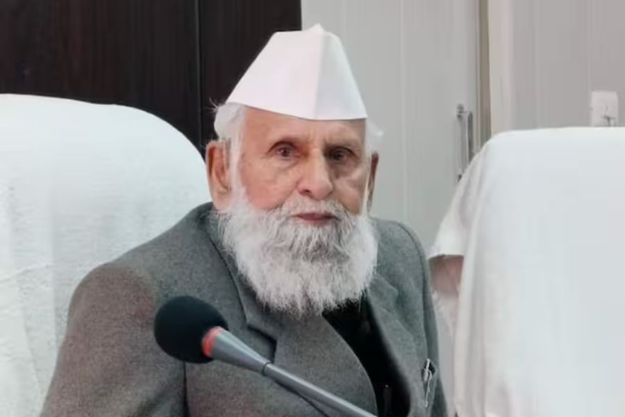 সম্ভল থেকে চার বার বিধায়ক হিসাবে নির্বাচিত হয়েছিলেন শফিকুর। হয়েছিলেন উত্তরপ্রদেশের মন্ত্রীও।