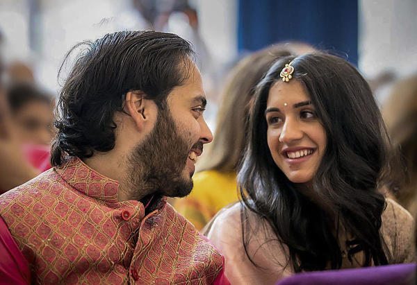 গুজরাটে বসবে অম্বানীদের কনিষ্ঠ পুত্রের প্রাক্-বিবাহের আসর। প্রধানমন্ত্রীর রাজ্যেই বসবে আসর। তাই অতিথি আপ্যায়নের জন্যও থাকবে প্রধানমন্ত্রীর মনের মতো খাবার দাবারের আয়োজন। 