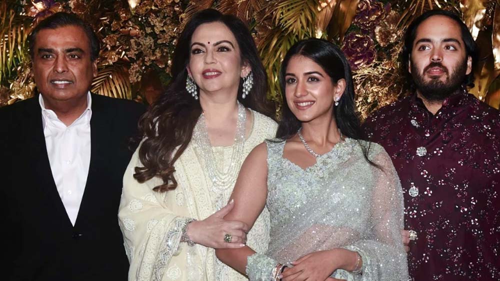 তিন দিনের অনুষ্ঠানে গুজরাতে উপস্থিত দেশ-বিদেশের মান্যগণ্য অতিথিদের পাতেও পড়বে ইনদওরের বিশেষ চাট, কচুরি এবং জিলিপি। তার জন্য খাস ইনদওর থেকেই রাঁধুনি আনানোর বন্দোবস্ত করেছে অম্বানী পরিবার।