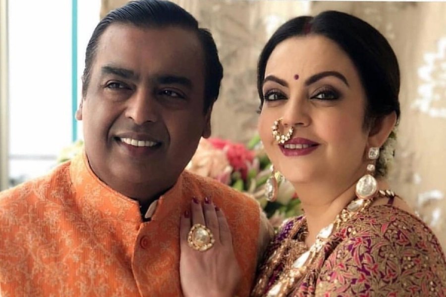 মোট আমন্ত্রিতের সংখ্যা হাজারখানেক। সূত্রের খবর, তাঁদের জন্য আড়াই হাজার পদ বানাতে ডাকা হয়েছে ৬৫ জন রাঁধুনিকে। 