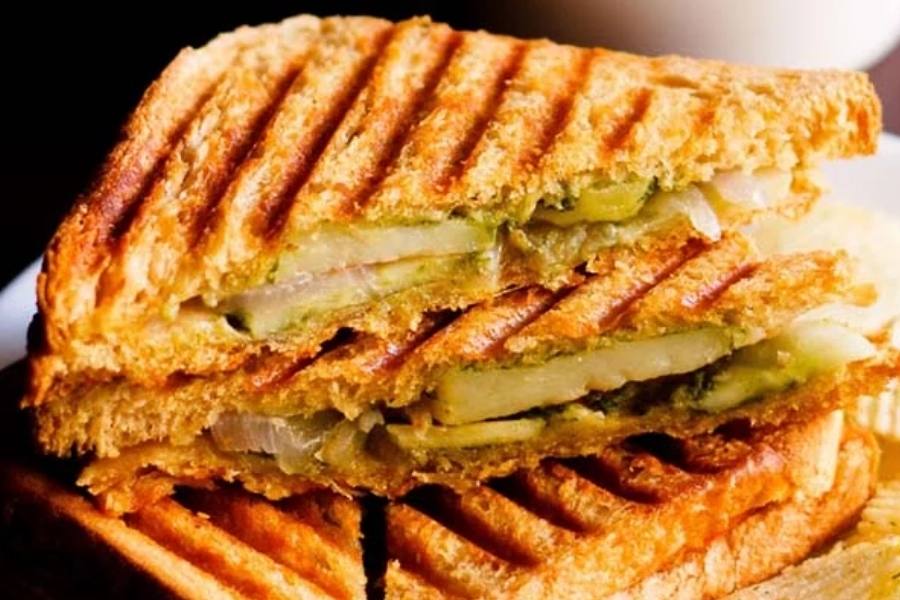 A woman charged 84 thousand rupees for buying a sandwitch