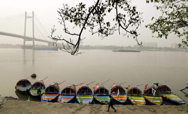 কয়েক দিন ধরে বিক্ষিপ্ত বৃষ্টির কারণে তাপমাত্রায় সামান্য পারদপতন হয়েছে রাজ্য জুড়ে। বিশেষ করে রাতের দিকে তাপমাত্রা কমতে দেখা গিয়েছে। 