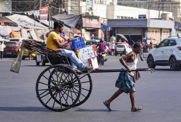 আগামী পাঁচ দিনে কলকাতার সর্বোচ্চ তাপমাত্রা ৩১ ডিগ্রি সেলসিয়াসের ঘরে থাকতে পারে বলে জানিয়েছে আবহাওয়া অফিস।