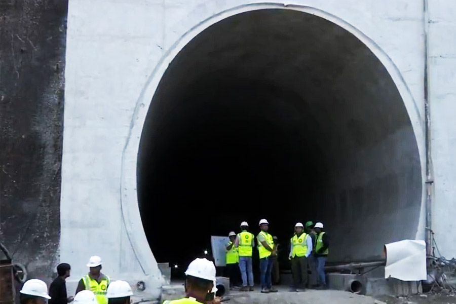 সাধারণত পশ্চিমবঙ্গ থেকে সিকিম যেতে গেলে পর্যটকেরা সড়কপথে যাওয়াই বেশি পছন্দ করেন। বিকল্প পরিবহণ ব্যবস্থা হিসাবে কেউ কেউ আকাশপথেও সফর করেন। তবে ভবিষ্যতে রেলপথ চালু হওয়ার ফলে বাঙালির অন্যতম প্রিয় পর্যটনকেন্দ্রে যাওয়ার ধকল অনেকটাই কমে যাবে বলে মনে করা হচ্ছে।