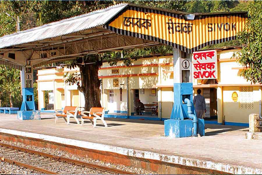 নিউ জলপাইগুড়ি থেকে বাস অথবা গাড়ি ভাড়া করে সিকিম যেতে হবে না। ট্রেনে করে সরাসরি যাওয়া যাবে রংপো হয়ে গ্যাংটক। এমনকি চিন সীমান্তের কাছে নাথু লাতেও ট্রেনে করে পৌঁছে যাওয়া যাবে।