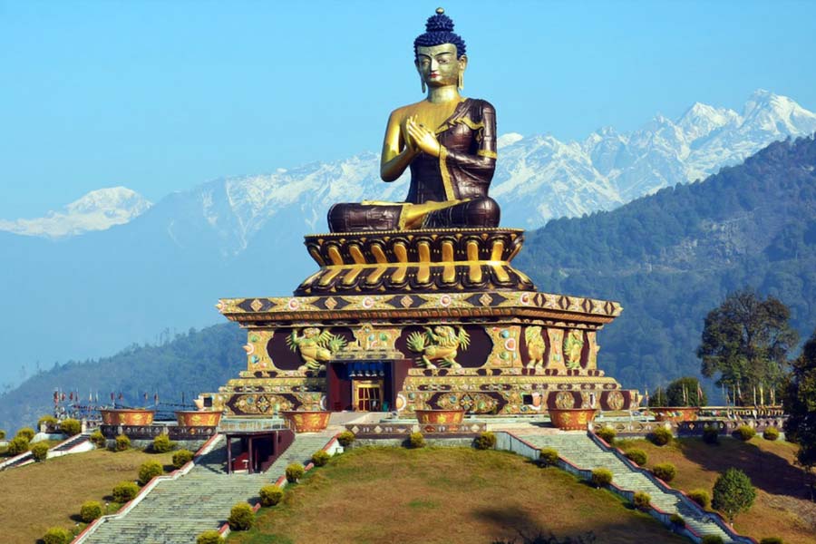 ভারতের রেল মানচিত্রে প্রবেশ করল সিকিম। সোমবার ভার্চুয়াল মাধ্যমে সিকিমের প্রথম রেলস্টেশনের উদ্বোধন করেন মোদী। তার পাশাপাশি আরও দু’হাজারটি রেল প্রকল্পের ঘোষণাও করলেন তিনি। সব প্রকল্প মিলিয়ে কেন্দ্রের তরফে ৪১ হাজার কোটি টাকা বরাদ্দ করা হয়েছে।