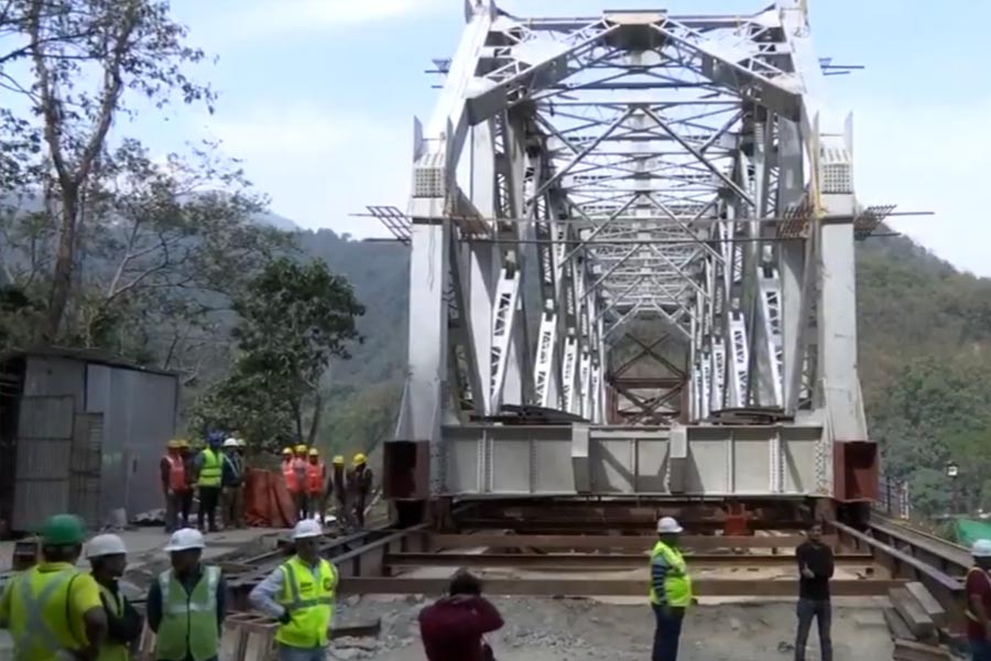 নিউ জলপাইগুড়ি রেলস্টেশন থেকে ২৬ কিলোমিটার দূরে সেবক রেলস্টেশনে পুননির্মাণের কাজ শুরু হয়েছে। সেবক স্টেশন থেকেই রংপোর উদ্দেশে ট্রেন চলাচল করবে।