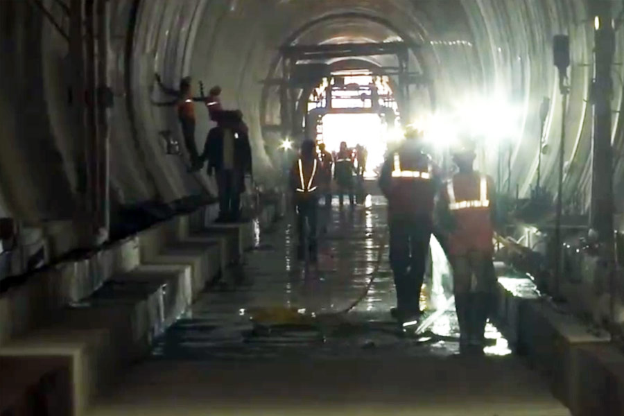 এএনআই সূত্রে খবর, সেবক-রংপো রেলপথে মোট ১৪টি সুড়ঙ্গ, ১৩টি বড় সেতু এবং ন’টি ছোট সেতু পড়বে। ইতিমধ্যেই ৬০ থেকে ৬৫ শতাংশ কাজ শেষ হয়ে গিয়েছে।